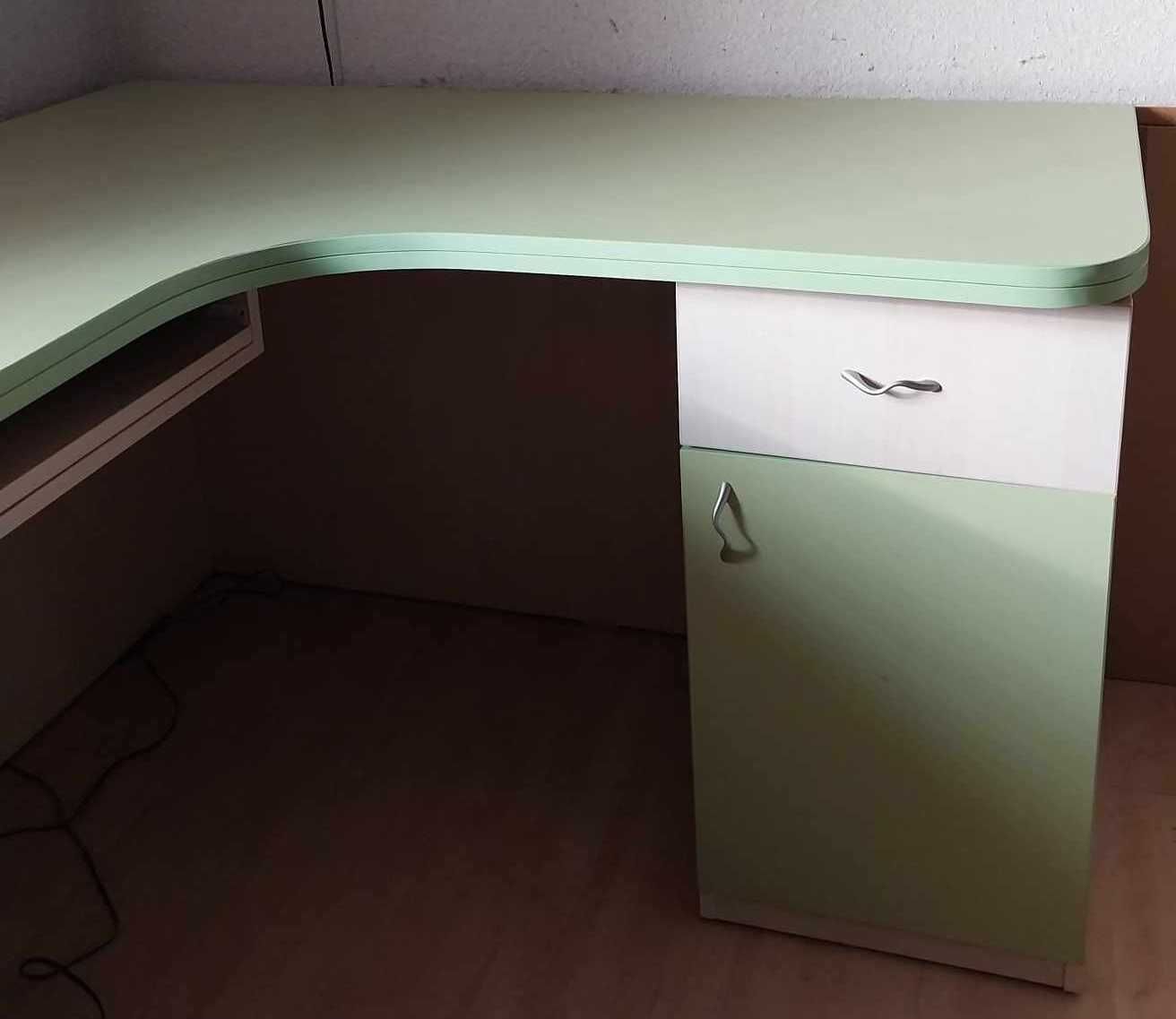 Комплект поръчкови перфектно поддържани: единично легло и ъглово бюро