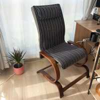 Красив стол кресло от естествено дърво