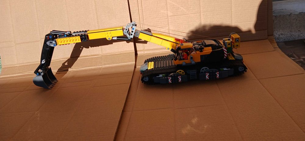 Лего багер с уникални двуредови вериги.