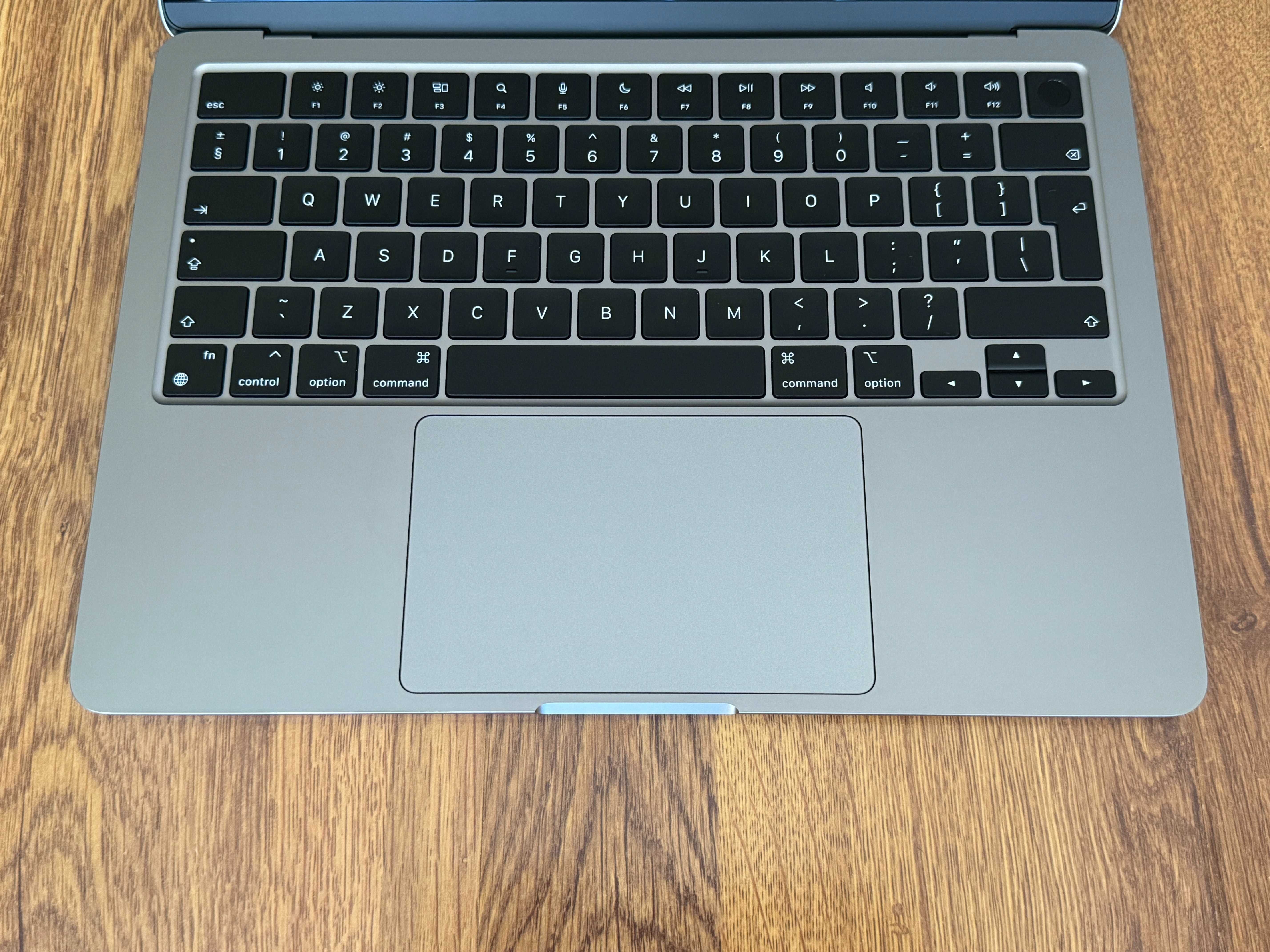ЧИСТО НОВ 13.6 2024 Apple MacBook Air M3 Space Grey 8GB/256GB/Гаранция