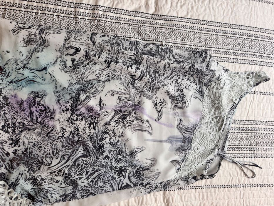 Лека лятна рокля на марката Guess