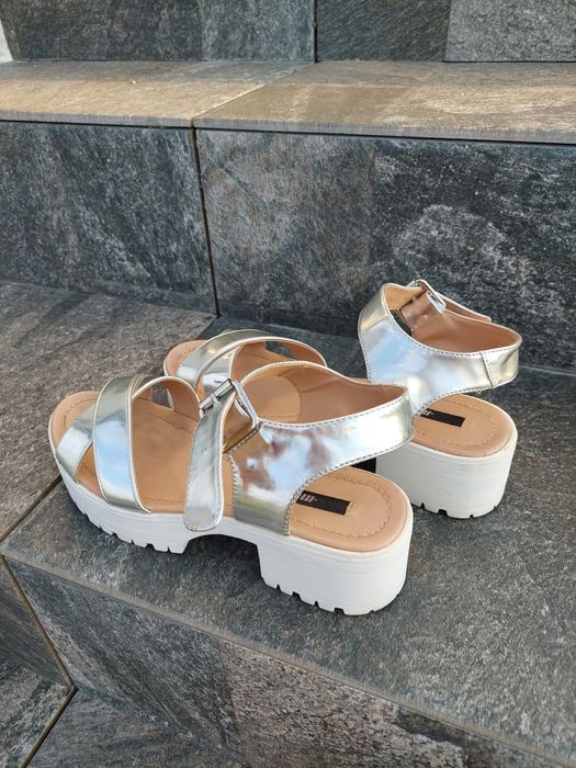 Sandale dama marimea 38 . 70 lei