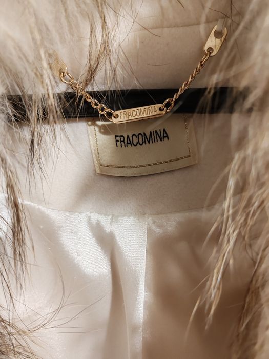 Бяло красиво палто с "богата" естествена кожа.