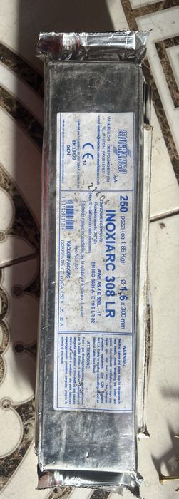 Vand suruburi pentru constructi