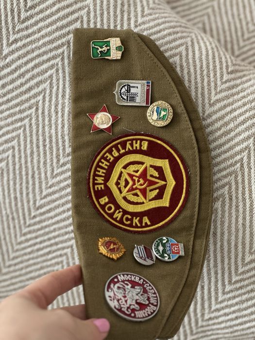 Caciula militara sovietica de colectie cu 18 insigne