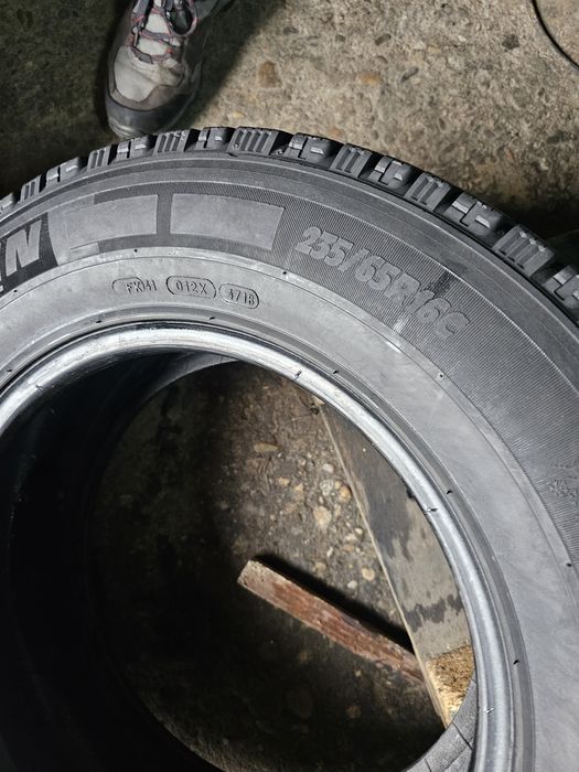 2 anvelope iarna 235 65 16C Michelin Agilis 121/119R