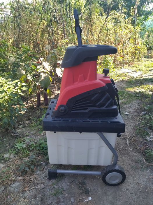 Tocator crengi și resturi vegetale