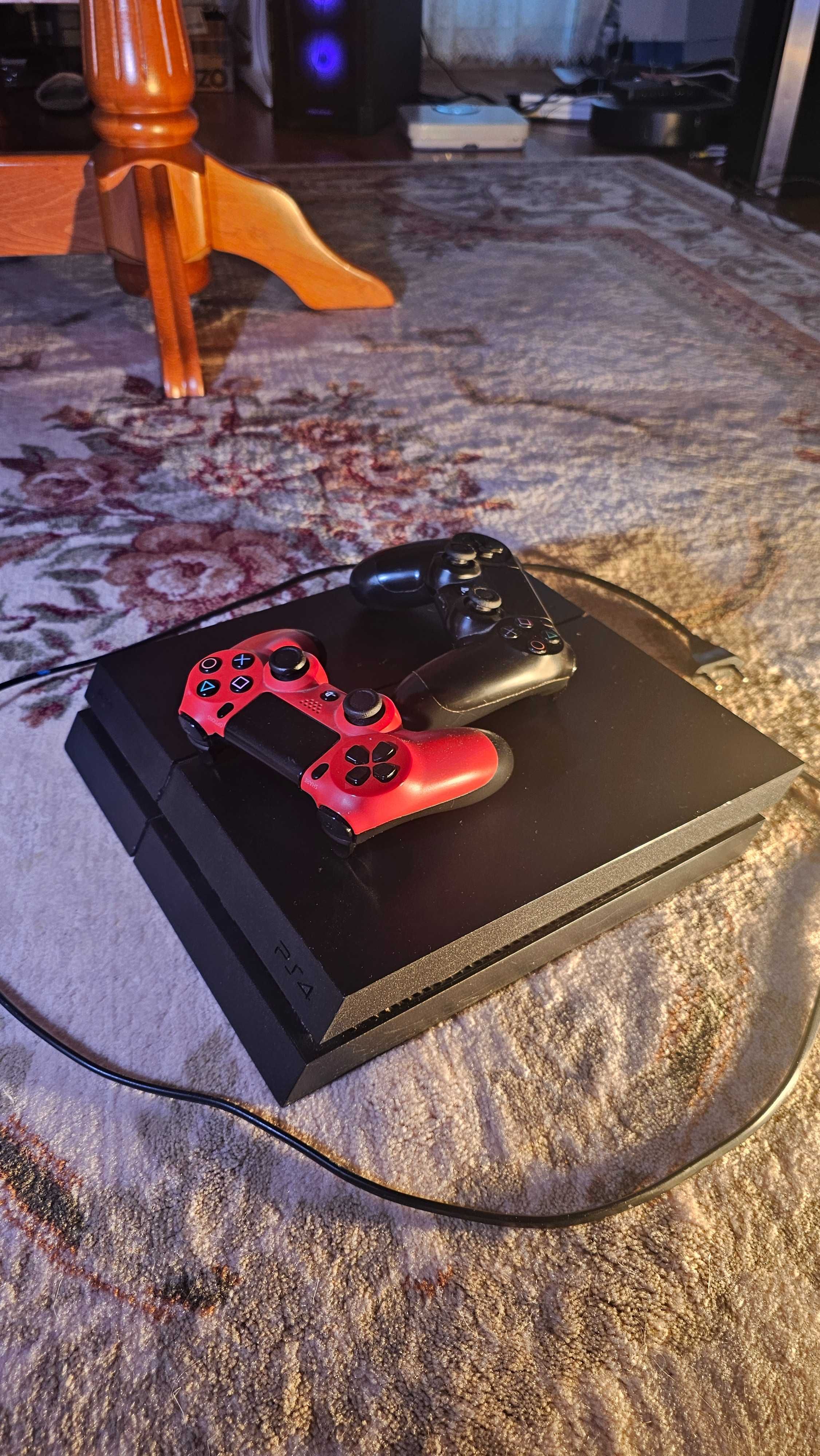 PS4 конзола с 2 джойстика + игри