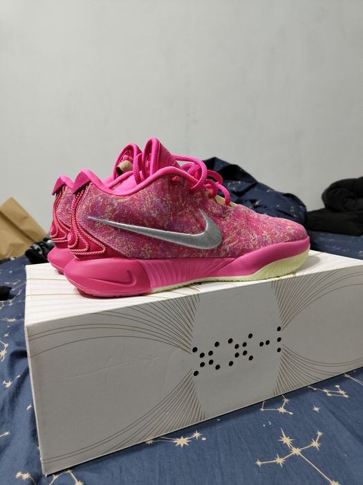 Nike Lebron The World is Your Oyster sneakers
LeBron 21 The World Is