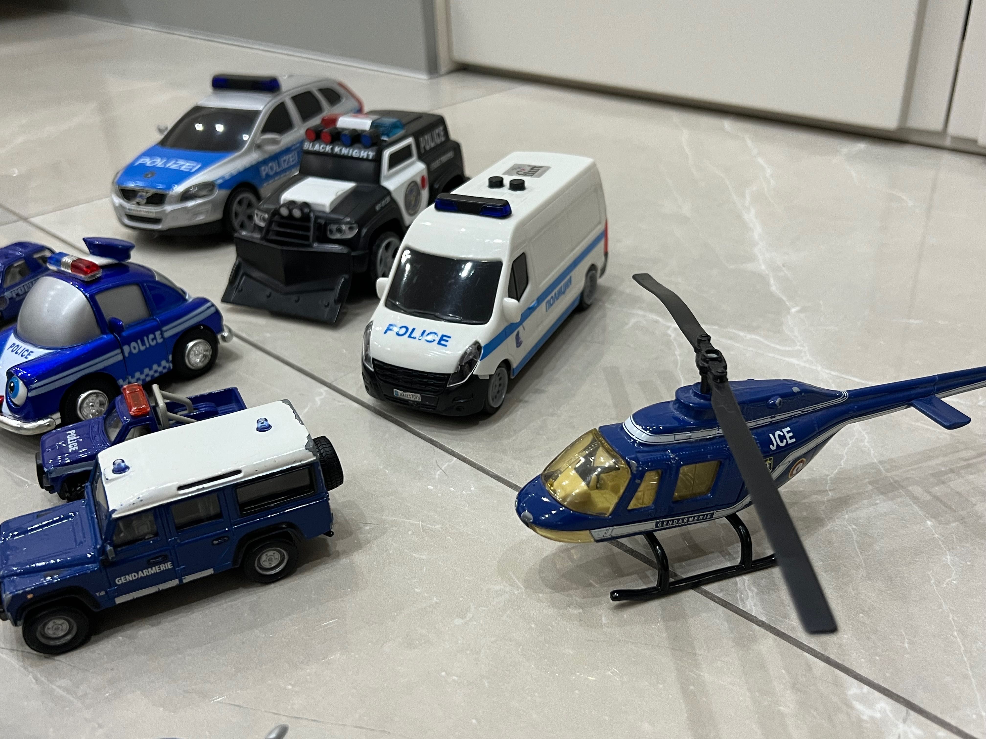 Полицейски  колички, бусове и хеликоптер