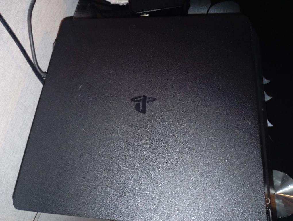 PS 4 Есть 5дисков,1 джойстик