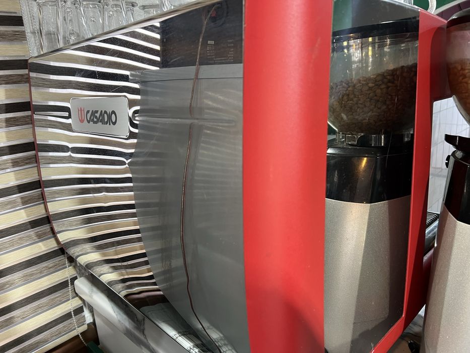 Продам кофемашину почти новый все работает