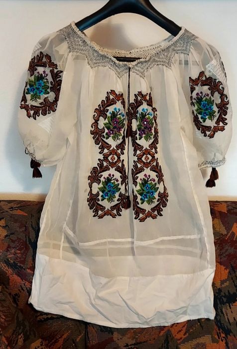 Ie cusuta manual cu matase, paiete și fir metalic auriu