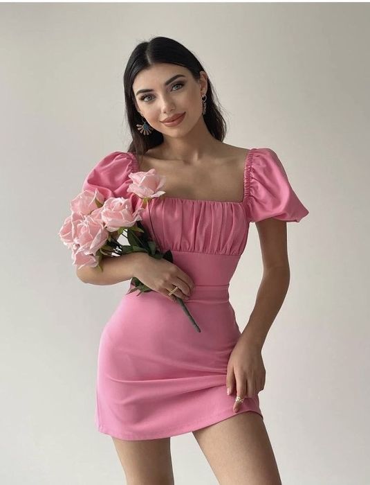 Розова елегантна мини рокля с ефектен гръб