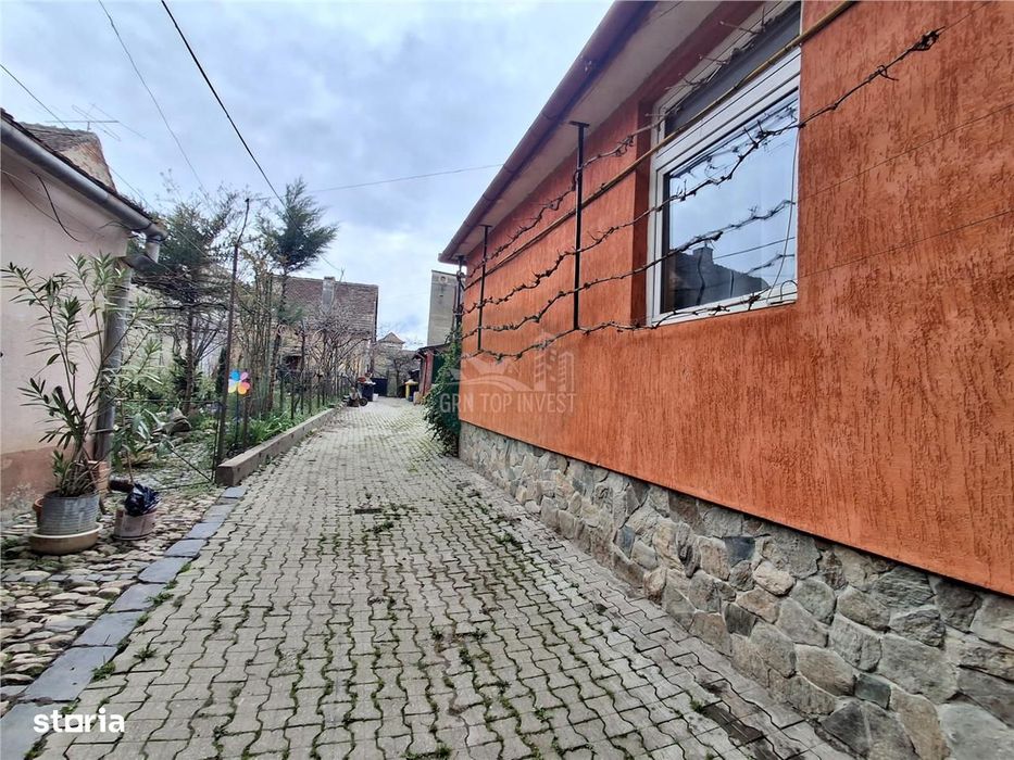 Casa cu doua apartamente garaj pivnita in Cisnadie