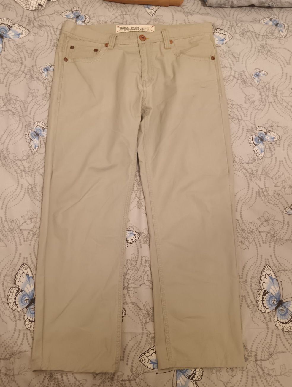 Vand blugi barbati(20-40 de ani),culoare bej deschis-marime 44