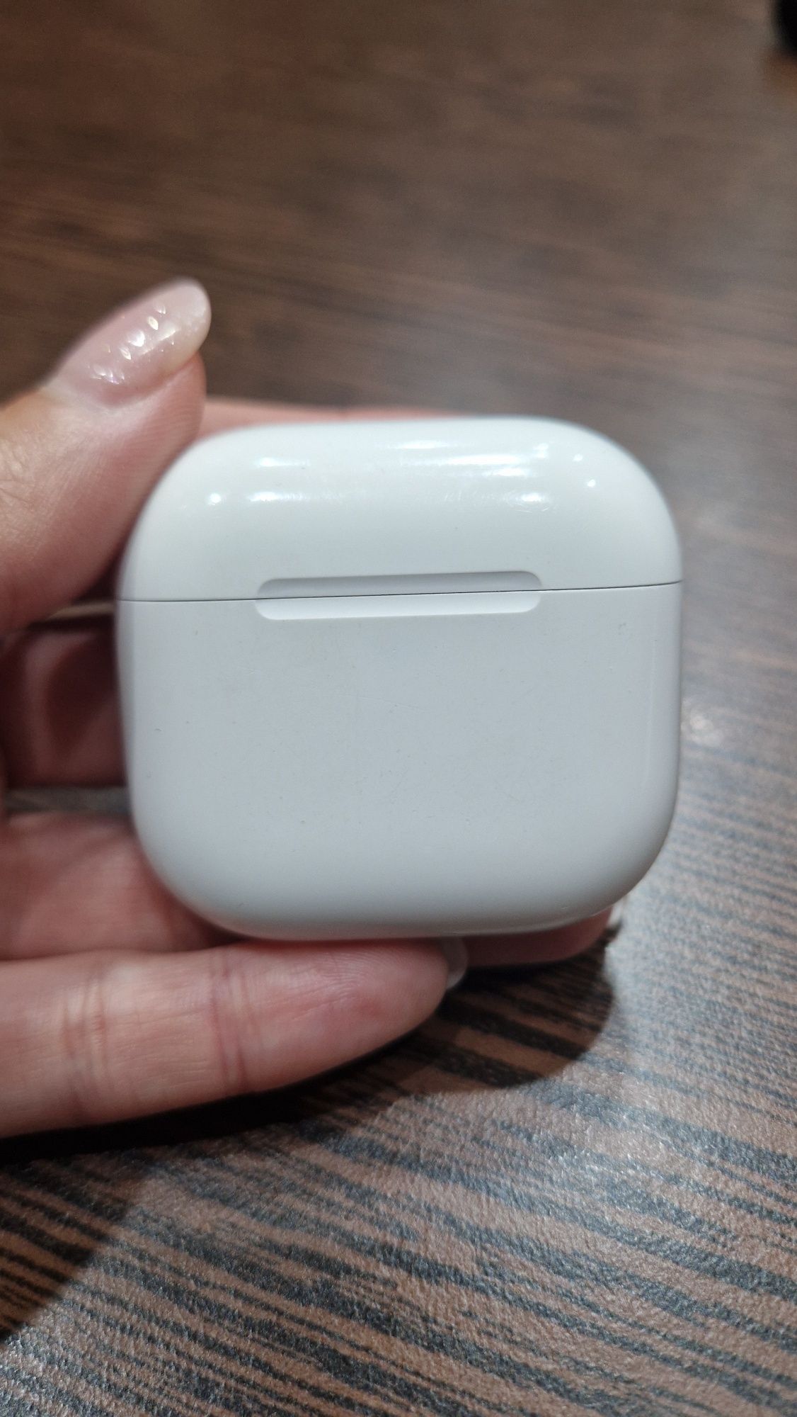 Vând căști AirPods 4