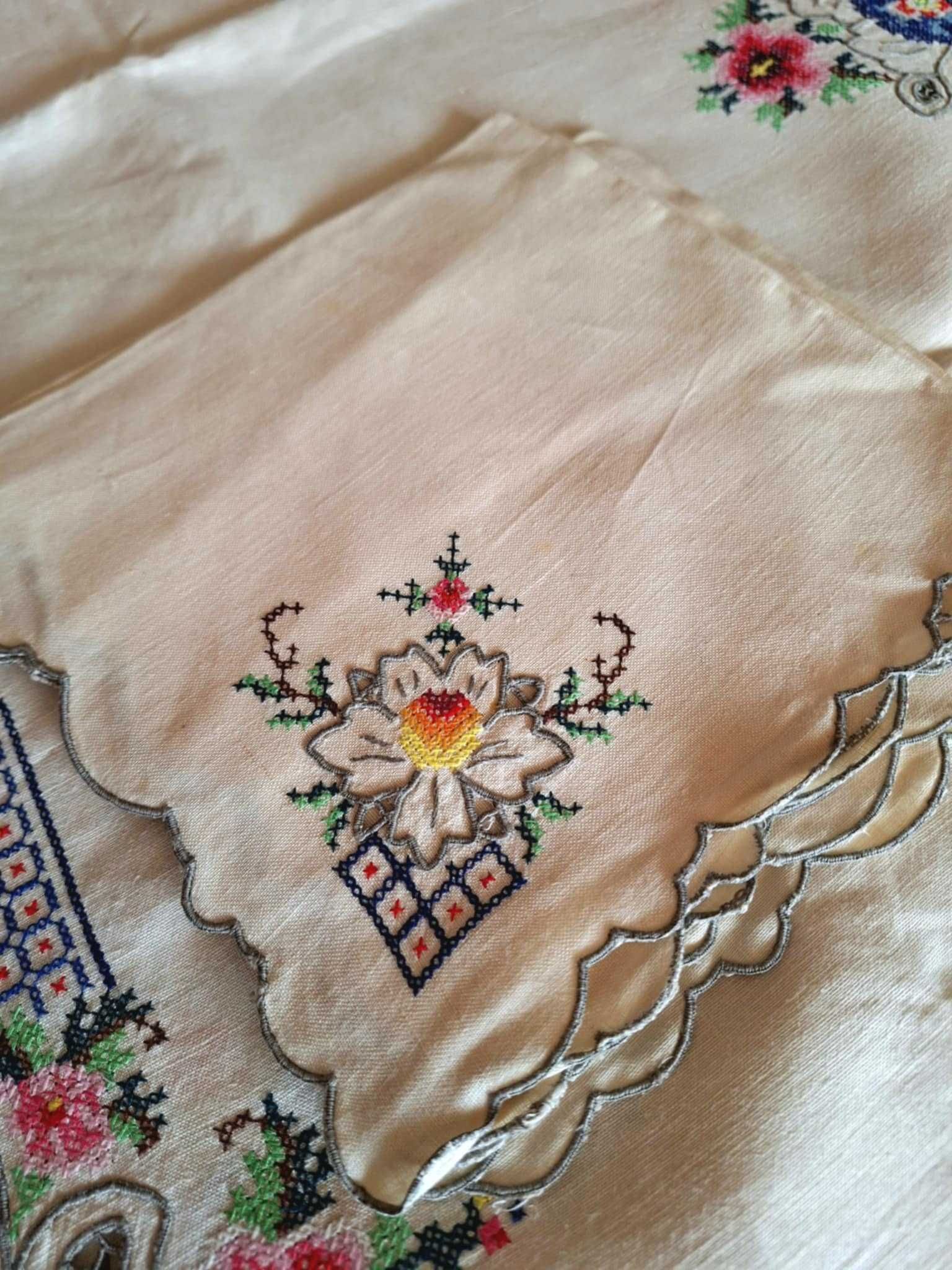 Ленена ръчно бродирана покривка