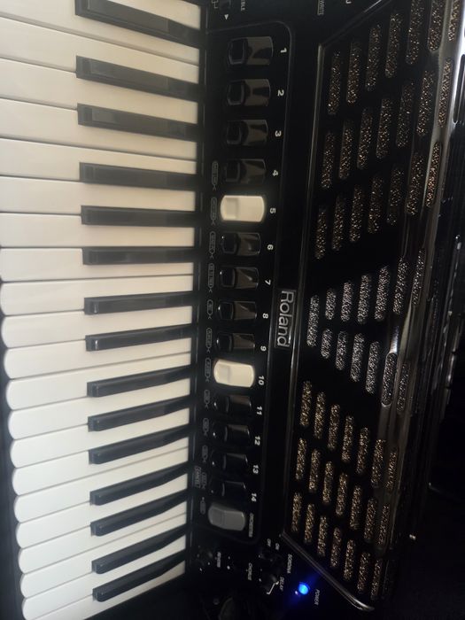 Vând acordeon roland fr7x