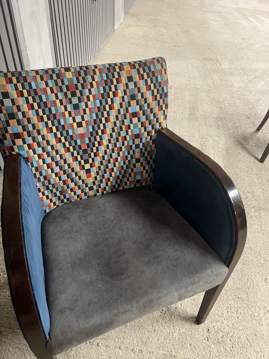 Стол– винтидж, дървен с цветна облегалка