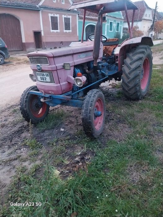Vând tractor,,schimb.