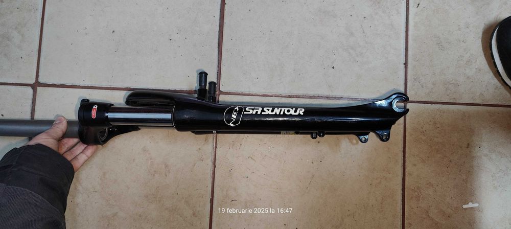 Furca 28 inch doua modele SR Suntour