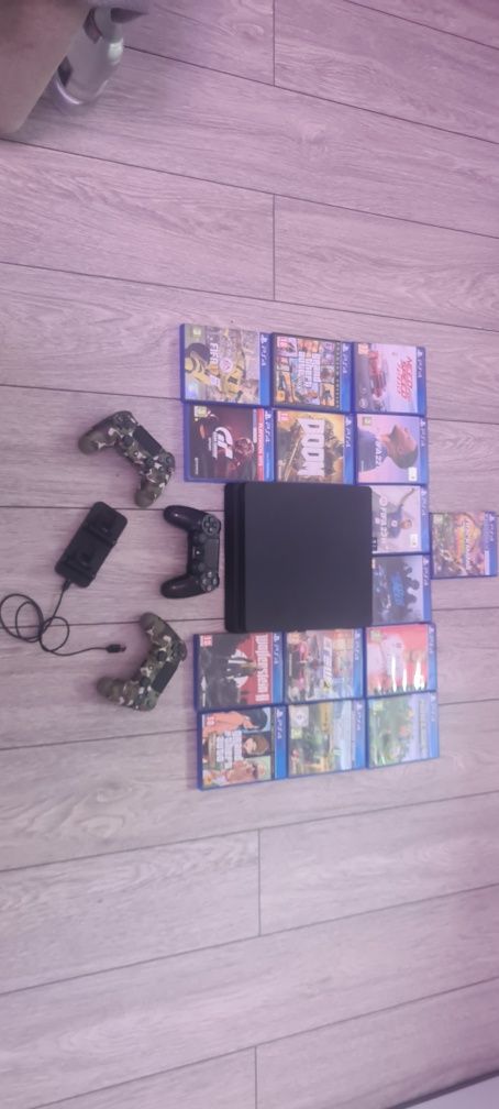 Ps 4 slim cu 3 controlare, plus incarcator de doua odată.