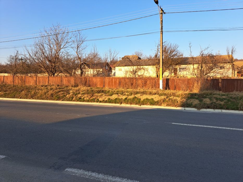 Vand/ Închiriez Teren intravilan + clădire, utilitati- curent trifazic