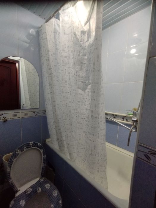 Chorsu bozori yonida Eski chorsu gastinsa roʻparasida