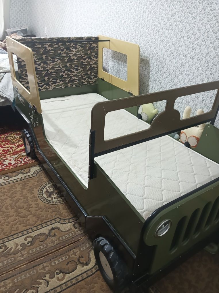 Кровать  детская машина
