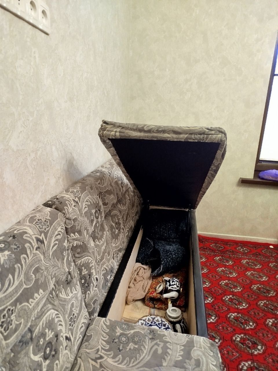 Oshxona ugalogi va divan