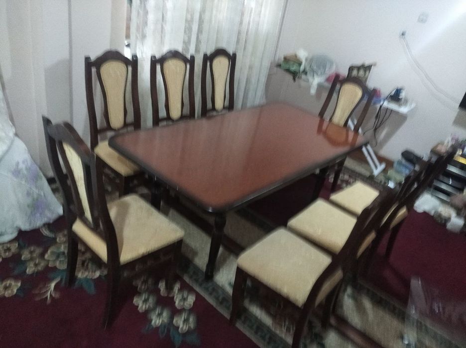 Стол с 8 стульями
