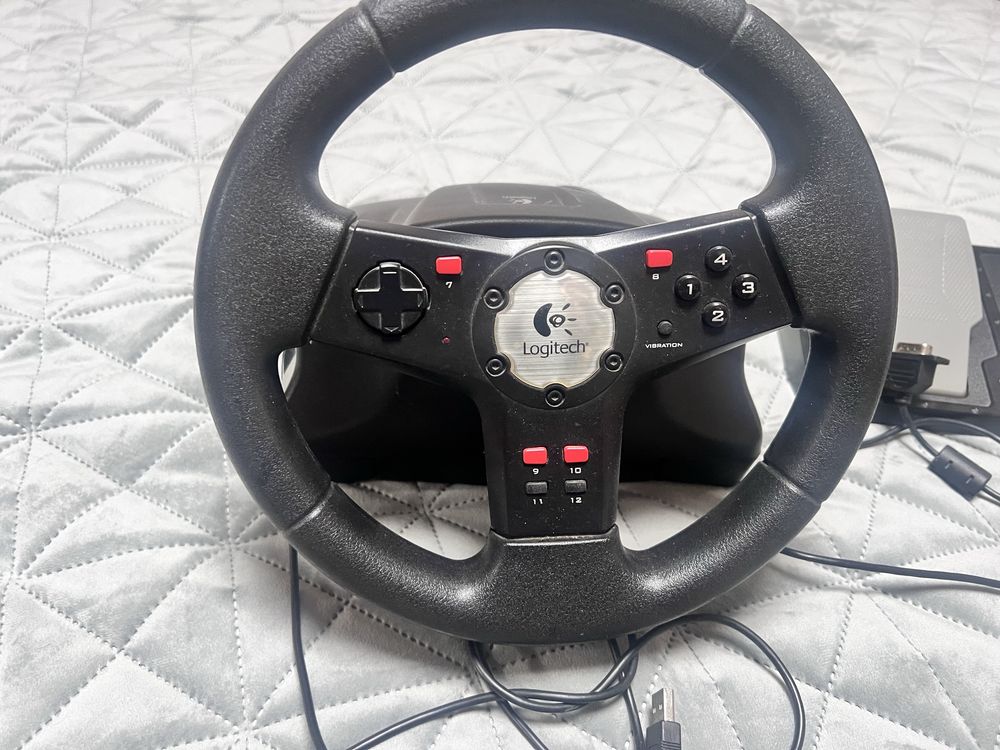 Logitech волан и педали за компютър