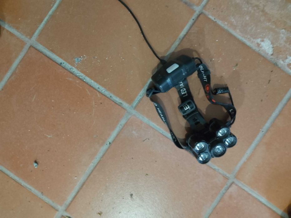 Vând lanterna cu 5 moduri de lumina