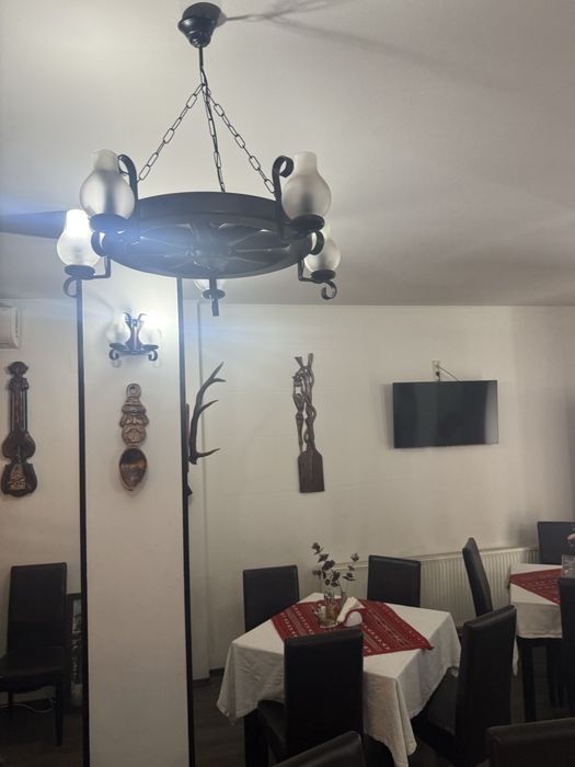 Mese , scaune , candelabre rustice , decoratiuni restaurant , semineu