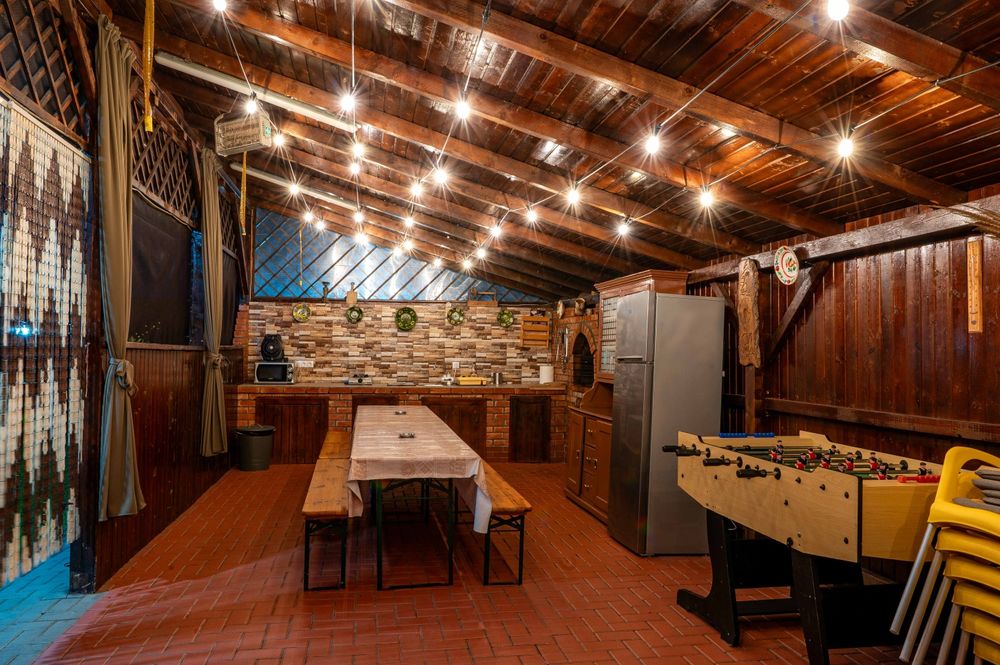 Cabană de închiriat cu ciubar si piscina.