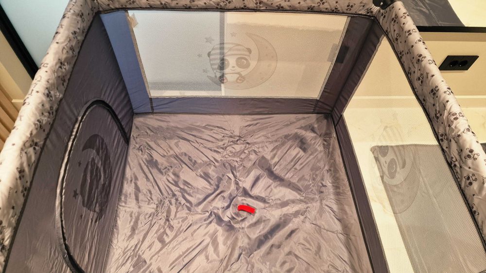 Детска кошара с матраче, подходяща за спане и игра