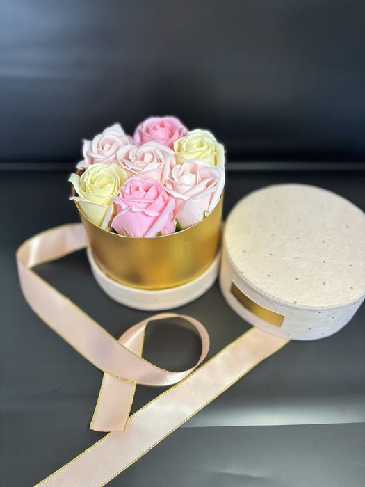 Cutie eleganta trandafiri