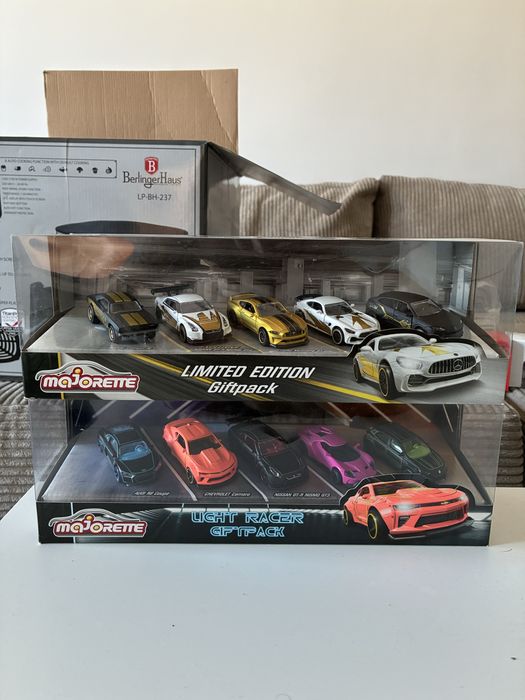 Колички 1:64 неразопаковани и разопаковани