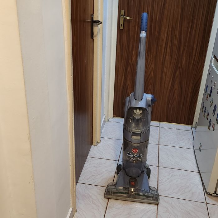 Aspirator vertical cu fir FloorMate