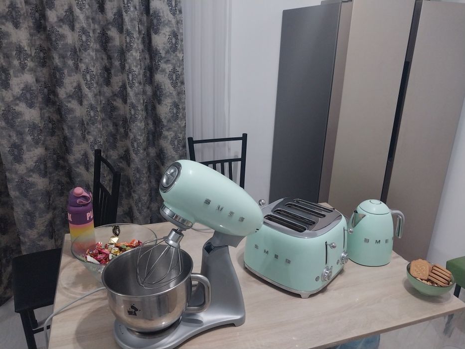 Холодильник двухдверный и кухонная техника