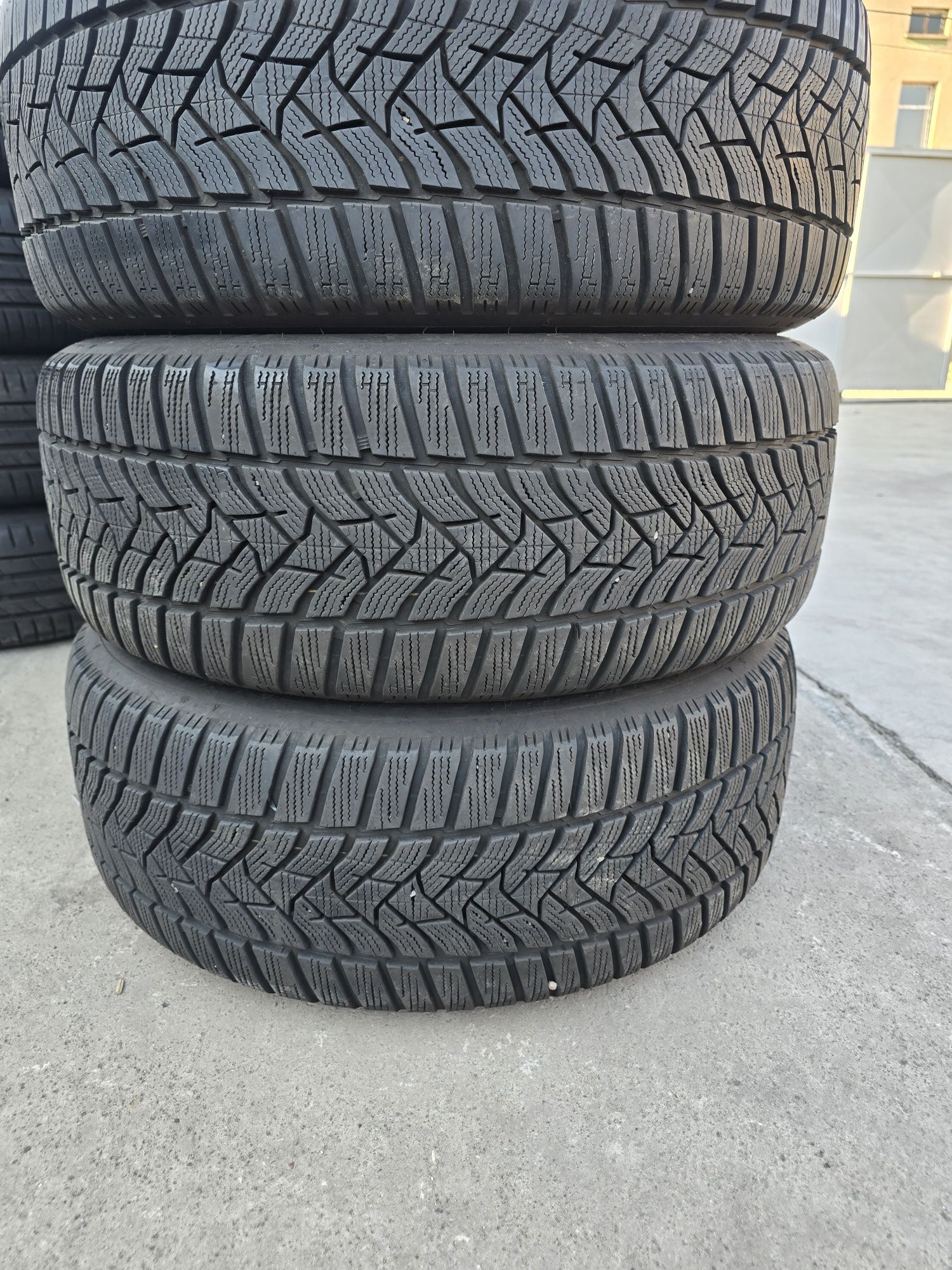 4 Броя 225/50/17 Dunlop 2x8,2mm 2x7,8mm 23dot