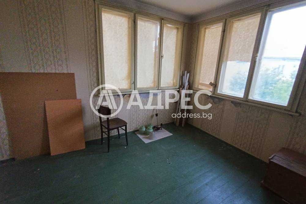 Продава се двуетажна масивна къща в кв. "Добровски"!