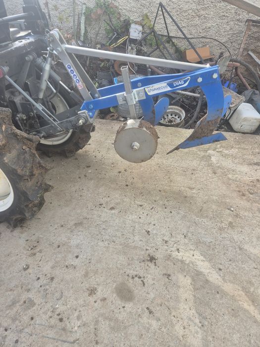 Трактор с инвентар