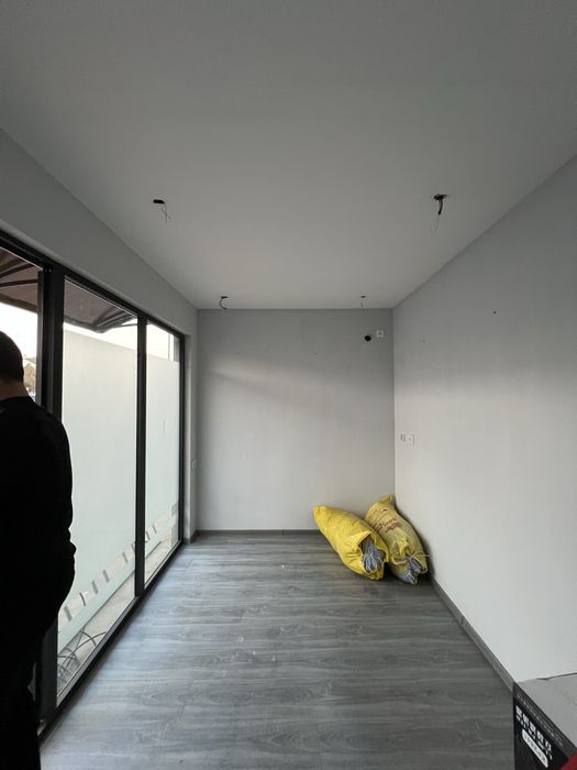 Ofisniy butka sotiladi srochna