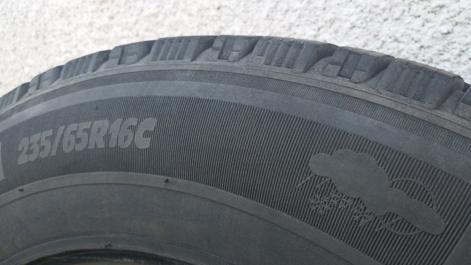 Бусови гуми Michelin 235 65 R16C