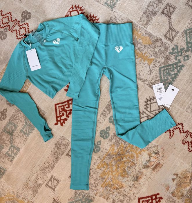 Дамски спортен екип за фитнес и йога.