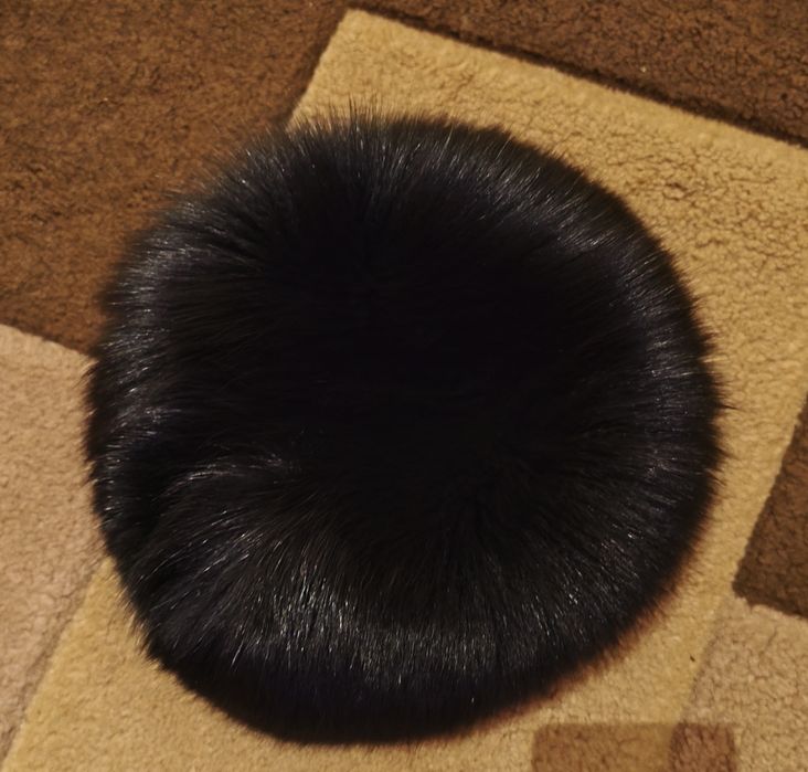 Vând căciulă de blană naturală nouă .