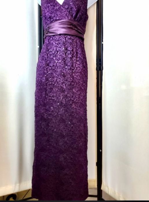 Фиолетовое вечернее платье.