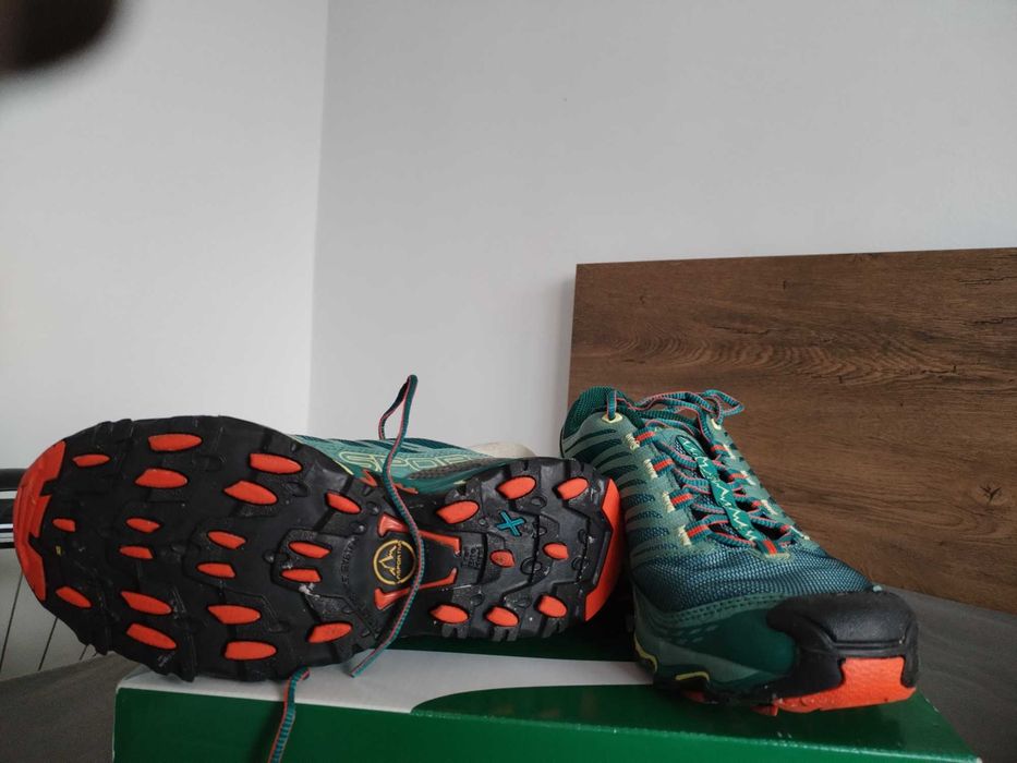 De vînzare, adidași, marca La Sportiva